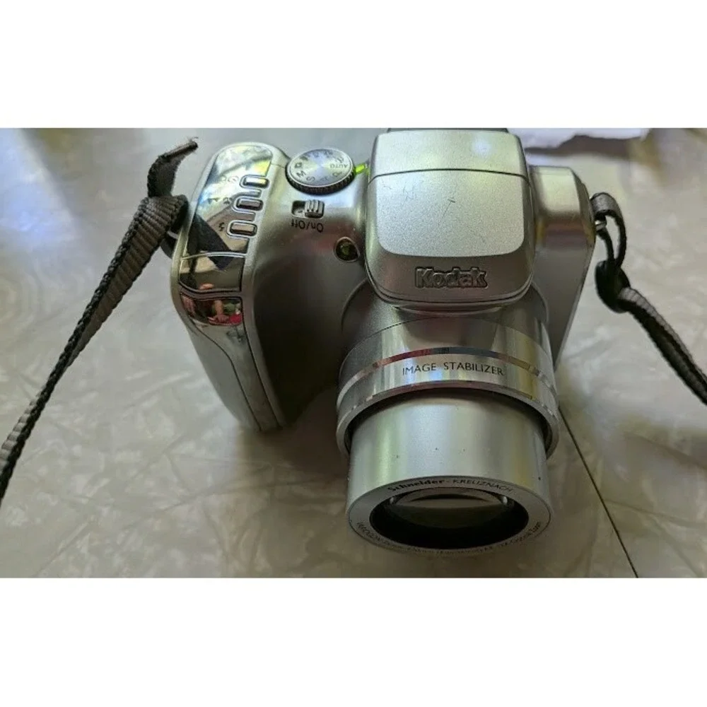 Kodak EasyShare Z612 Digital Camera 6.1MP  12x Optical Zoom Rechargable Battery